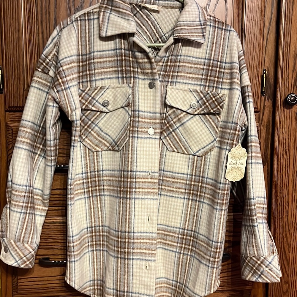 Size xs shacket. Fits big. Cream, brown, and blue plaid pattern
